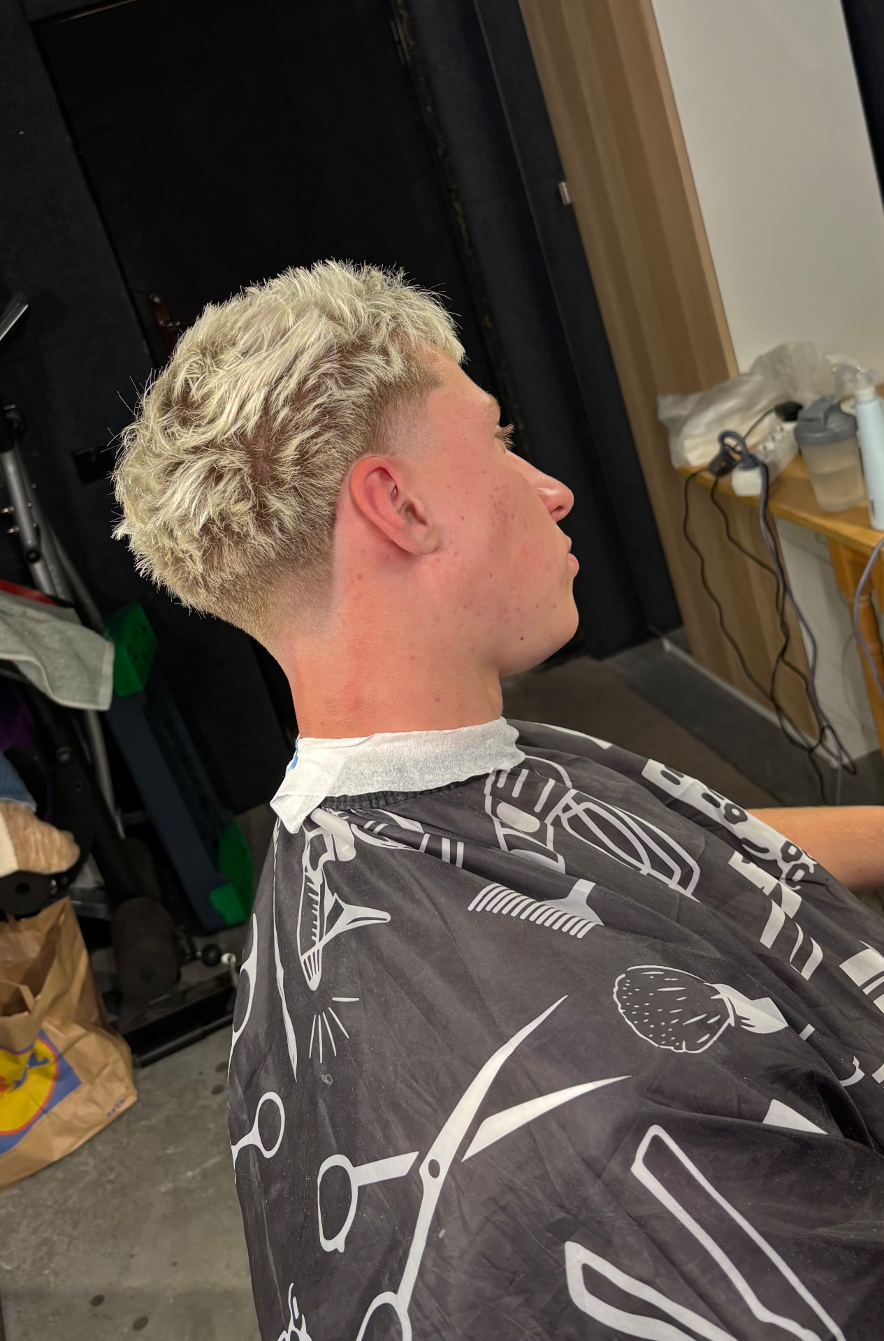 Blondinis tekstūruotas kirpimas su fade