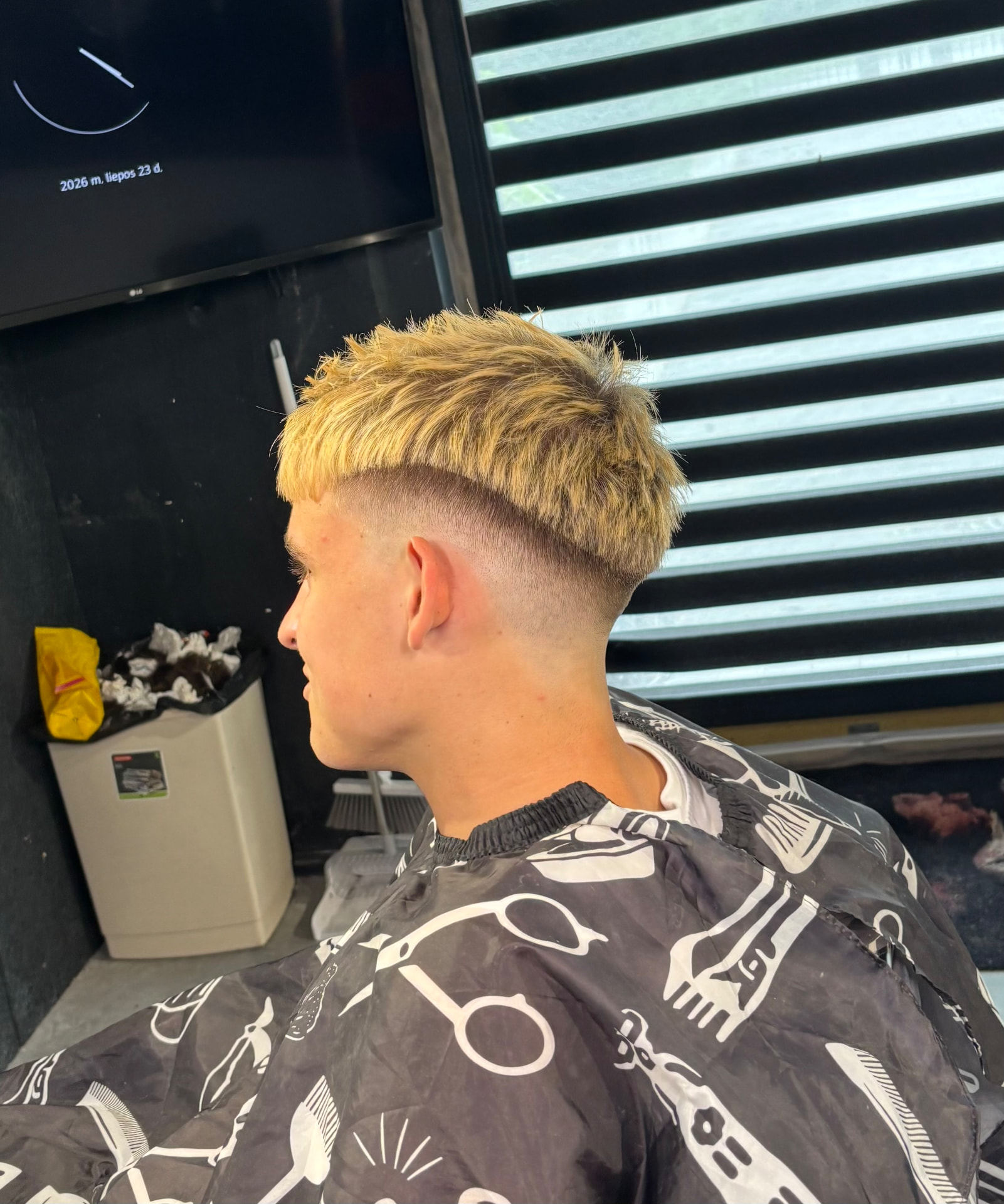 Šviesintas bowl cut su fade